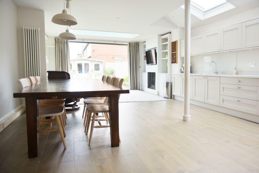 Summer House Thames Ditton Exterior photo